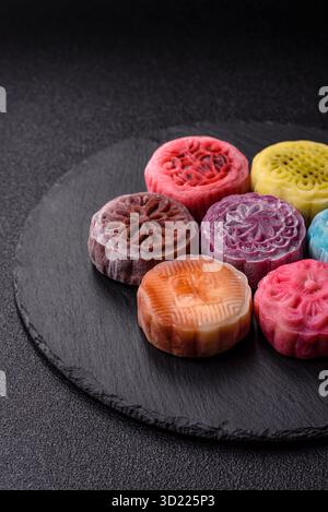 Le gâteau de lune chinois est un dessert asiatique sucré. Gâteau de lune asiatique comme arrière-plan pour votre conception Banque D'Images