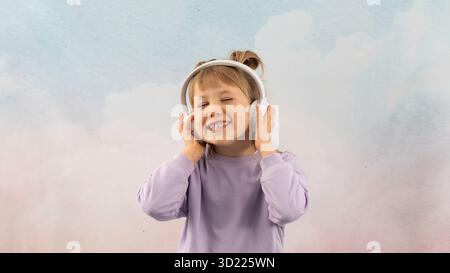 La jeune écolière aime écouter de la musique préférée avec le sourire Banque D'Images