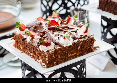 Gâteau au chocolat avec fraise douce fraîche. Gâteau de forêt noire. Mise au point sélective. Banque D'Images