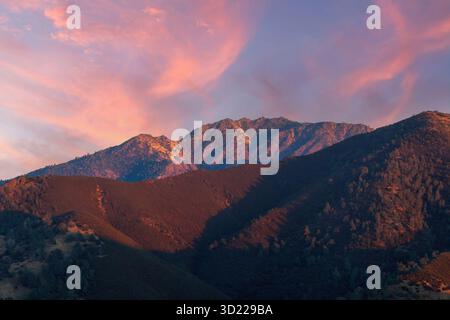 Coucher de soleil vibrant sur le Mont Olympia, North Peak et Meridian Ridge vus depuis Black point. Mount Diablo State Park, comté de Contra Costa, Californie. Banque D'Images