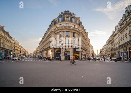 Paris, France - 11 octobre 2025 : vue panoramique sur le boulevard Avenue de l’Opéra et Rue de la paix à Paris France Banque D'Images