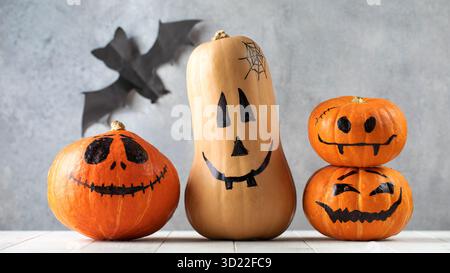 Citrouilles aux visages effrayants sur la table lors de la fête d'Halloween Banque D'Images