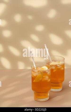 Des verres de thé froid, des glaçons, des tranches de citron et une branche de menthe. Des boissons rafraîchissantes en été. Copier l'espace Banque D'Images
