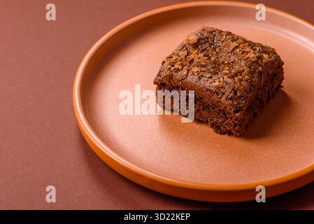 Gâteau au brownie au chocolat, nourriture, dessert sucré avec des noix de forme rectangulaire. Brownie au chocolat sucré Banque D'Images