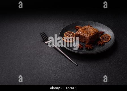 Gâteau au brownie au chocolat, nourriture, dessert sucré avec des noix de forme rectangulaire. Brownie au chocolat sucré Banque D'Images