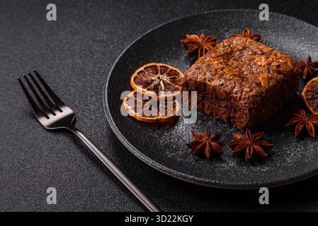 Gâteau au brownie au chocolat, nourriture, dessert sucré avec des noix de forme rectangulaire. Brownie au chocolat sucré Banque D'Images