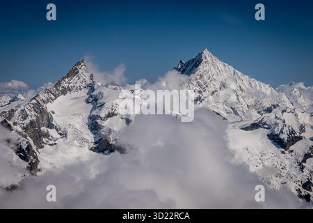 Nous glissons devant dent Blanche en regardant certains des grands sommets entre Zermatt et Visp dans la vallée du Rhône. Weisshorn sur la droite. Banque D'Images