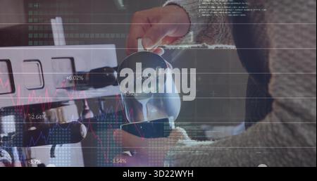 Barista portant un pull versant du lait cuit à la vapeur au bar à café, avec pichet de lait, tableaux numériques Banque D'Images
