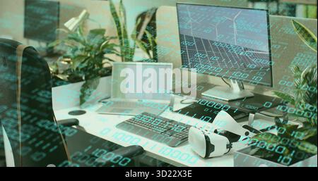 Afficher le poste de travail affichant la superposition de code sur l'écran au bureau, casque VR portable et plantes Banque D'Images
