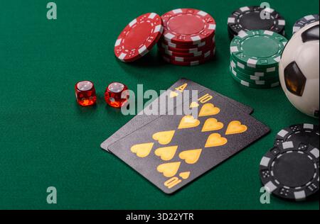 Jouer au blackjack ou au jeu de cartes de baccarat au casino avec des jetons, des Paris et des risques. Cartes et jetons Banque D'Images