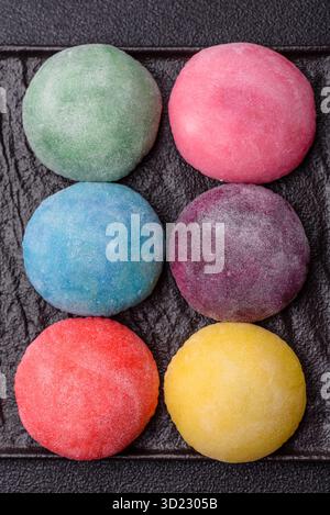 Mochi japonais, crème glacée ou bonbons asiatiques garnis de fruits. Mochi de différentes couleurs Banque D'Images
