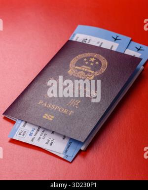Chine, passeport chinois avec argent et billets d'avion. Passeport chinois avec des billets comme arrière-plan pour votre conception Banque D'Images