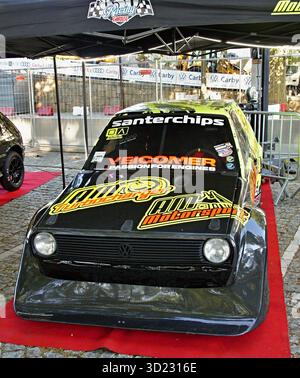 Polo volkswagen mk2 Tuned avec kit de carrosserie large garé sur tapis rouge Banque D'Images