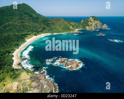 Vue aérienne d'une côte tropicale pittoresque avec une végétation luxuriante et des eaux turquoise. Pantai Telawas Beach, Mekar Sari, Praya Barat, Central Lombok Regency, West Nusa Tenggara, Indonésie Banque D'Images