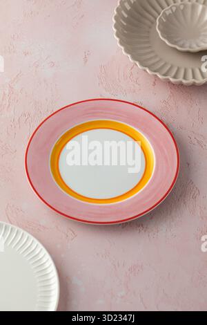 Une variété d'assiettes et de bols vides en céramique sur la table. Cuisine, menu. Banque D'Images
