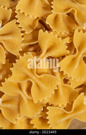 Gros plan macro de pâtes crues, farfalle, mettant en valeur sa texture et ses détails Banque D'Images