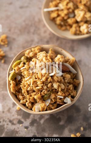 Granola maison croustillant avec des amandes tranchées dans un bol. Nourriture saine Banque D'Images