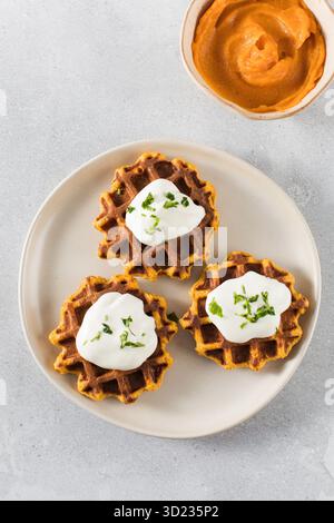 Gaufres végétariennes aux patates douces avec yaourt naturel. Petit déjeuner sain. Banque D'Images