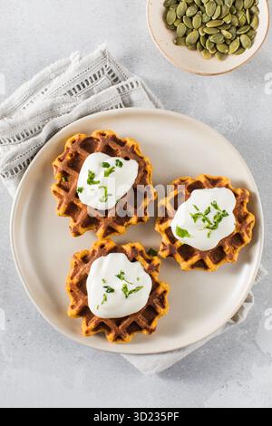 Gaufres végétariennes aux patates douces avec yaourt naturel. Petit déjeuner sain. Banque D'Images
