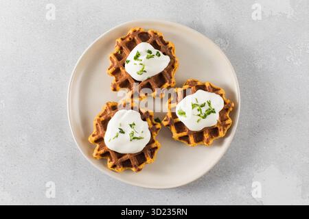 Gaufres végétariennes aux patates douces avec yaourt naturel. Petit déjeuner sain. Banque D'Images