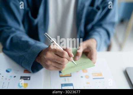 UX UI Designer Planning application mobile innovante avec des conceptions Paper Wireframe chez Workspace. Banque D'Images