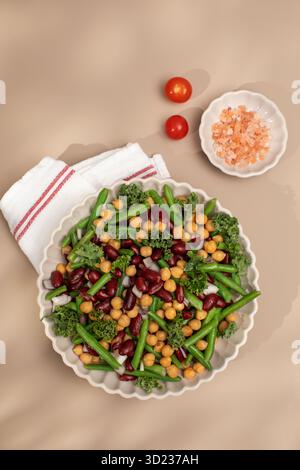Salade végétalienne saine avec trois types de haricots. Salade aux haricots et pois chiches. Menu végétarien Banque D'Images