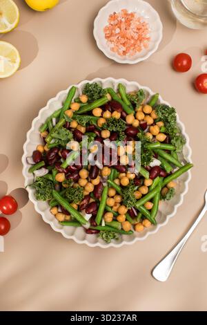 Salade végétalienne saine avec trois types de haricots. Salade aux haricots et pois chiches. Menu végétarien Banque D'Images