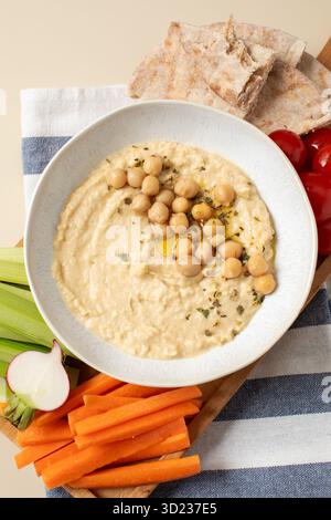 Houmous frais dans un bol avec pita, céleri et carottes. Plats de pois chiches. Banque D'Images