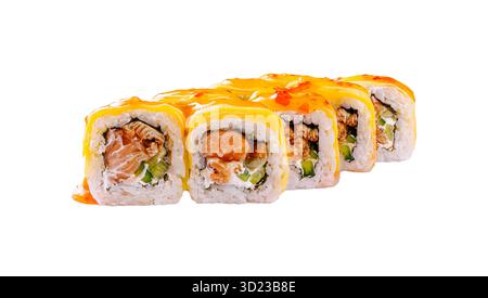 Rouleaux de sushi avec garnitures vibrantes disposées soigneusement pour un affichage appétissant Banque D'Images
