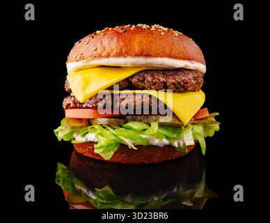 Délicieux double cheeseburger fait avec des ingrédients frais et des garnitures Banque D'Images