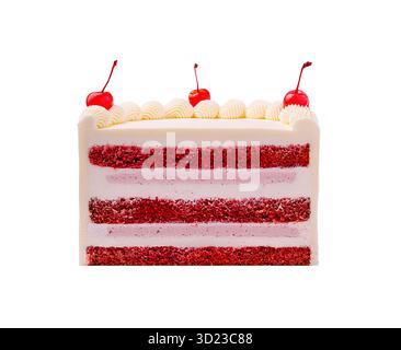 Délicieux gâteau de velours rouge garni de cerises et de crème à un étalage de boulangerie Banque D'Images