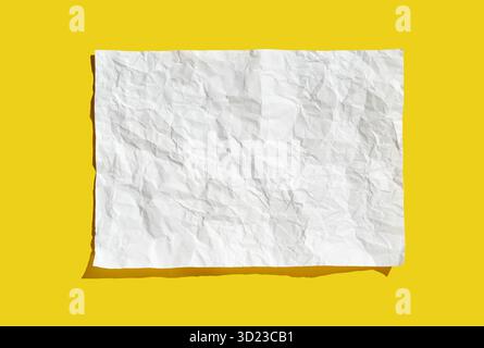 Feuille de papier blanc froissé sur fond jaune vif mettant en évidence la texture et Banque D'Images