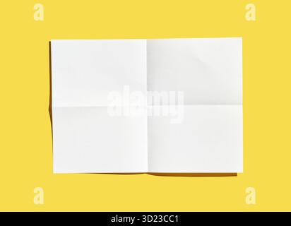 Papier blanc vierge sur fond jaune avec des ombres et des textures Banque D'Images