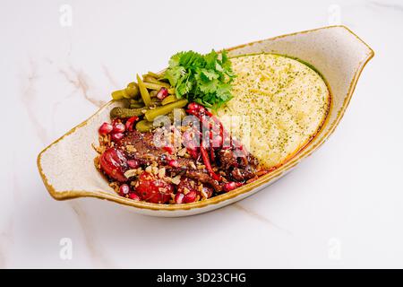 Délicieuse assiette de plat traditionnel avec des ingrédients vibrants servis dans un bol Banque D'Images