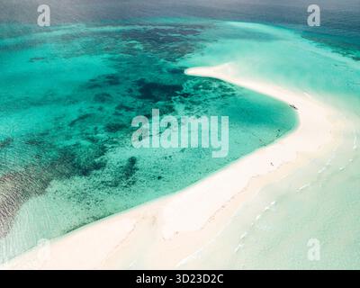 Vue aérienne de l'océan turquoise entourant une plage de sable blanc isolée avec de l'eau claire. Pantai Ngurbloat ou plage de Ngurbloat à Kei Kecil, au sud-est des Maluku, Indonésie Banque D'Images