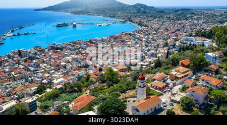 Vue panoramique sur la ville de l'île de Zakynthos, mer Ionienne, Grèce, pendant une journée d'été Banque D'Images