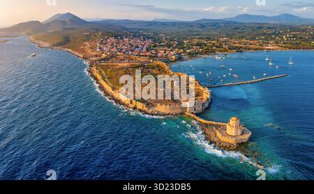 Vue aérienne de la ville de Methoni, Messénie, Péloponnèse, Grèce, avec l'ancien château vénitien menant à la mer pendant l'heure du coucher du soleil d'été Banque D'Images