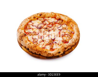 Pizza traditionnelle napolitaine garnie de thon, d'oignons rouges, de sauce tomate et de mozzarella fondue. Banque D'Images