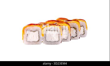 Rouleaux de sushi disposés soigneusement sur une surface blanche avec des couleurs et des textures vives Banque D'Images