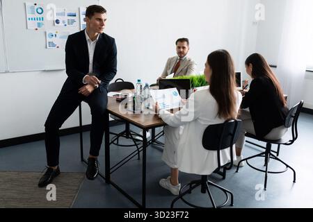 Réunion de gens d'affaires au bureau, concept de brainstorming. Banque D'Images