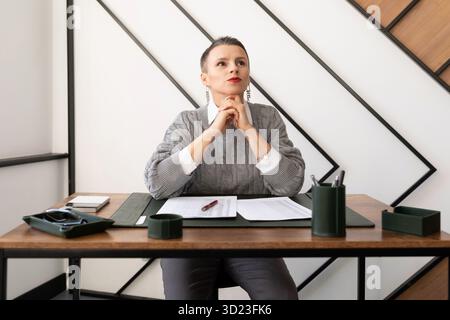 Portrait d'une femme d'affaires au bureau devant des documents Banque D'Images