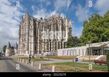 Vue latérale de la cathédrale de Beauvais, le long du palais épiscopal et du centre d'art le Quadrilatère, Beauvais, Département Oise, France Banque D'Images