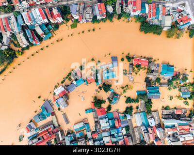 Vue aérienne de la ville inondée avec des maisons colorées submergées le long d'une rivière courbe. CAO Bang ville, Cao Bang, Vietnam Banque D'Images