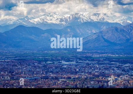 Vue aérienne de la ville de Turin avec les sommets enneigés de la vallée de Susa sur le fond, Piémont, Italie Banque D'Images