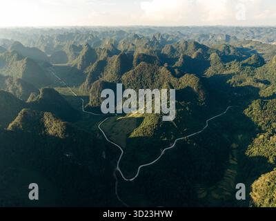 Vue aérienne des montagnes luxuriantes et boisées avec des routes sinueuses dans un vaste paysage pittoresque. God?s Eye Mountain, Cao Chuong, TR˘ng KH·nh District, Cao Bang, Vietnam Banque D'Images