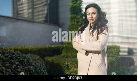 Portrait d'une femme d'affaires ambitieuse réussie sur le fond du centre de bureau, concept de croissance de carrière Banque D'Images