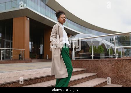 Jeune femme d'affaires afro-américaine sur le fond d'un immeuble de bureaux Banque D'Images