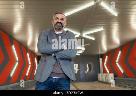 Portrait d'un homme d'affaires cinquante ans prospère sur fond de façade de l'immeuble, concept d'un succès Banque D'Images