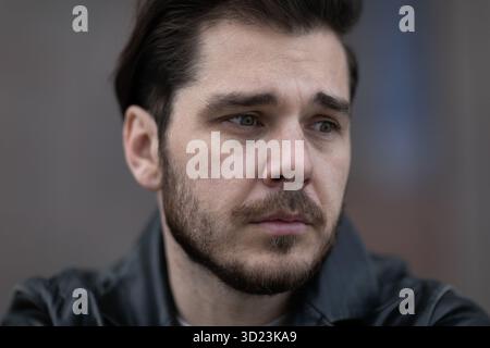 Portrait en gros plan d'un homme déprimé avec une expression confuse Banque D'Images