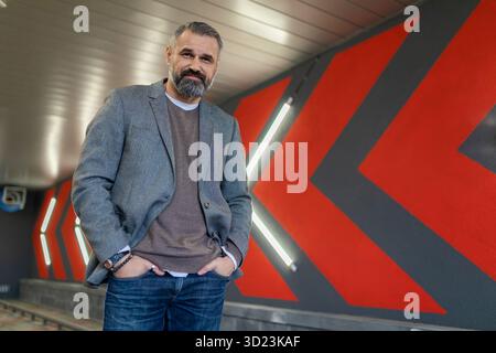 Portrait d'un homme d'affaires brutal dans le parking souterrain Banque D'Images